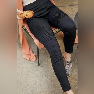 Jegging pant in black or olive